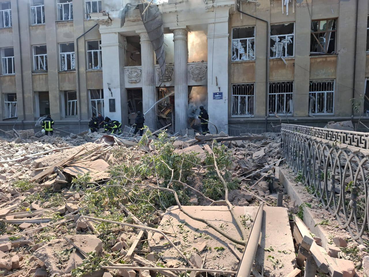 Росіяни ударом балістики зруйнували навчальний заклад у Білгороді-Дністровському: загинуло троє людей, ще 14 постраждали. Фото й відео