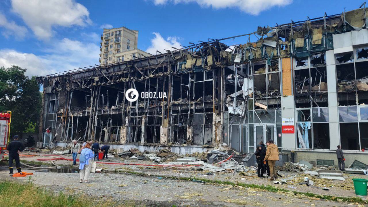 В Киеве российский обстрел второй раз за неделю повредил здания КПИ имени Игоря Сикорского. Фото и видео