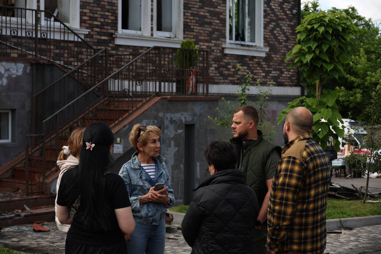 Двох постраждалих жінок дістали з-під завалів: Росія під час атаки на Київщину цілила по цивільних, з'явились нові дані про руйнування. Фото