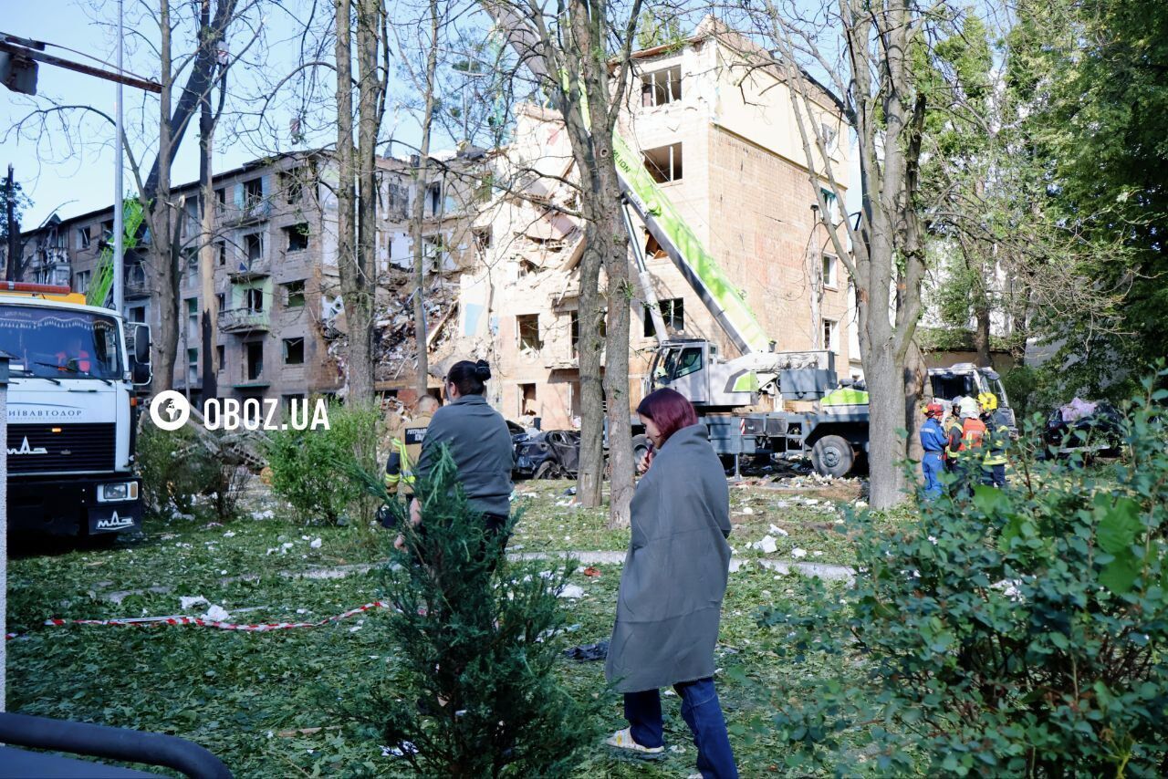 Зруйнований цілий під’їзд будинку: наслідки обстрілу РФ у Шевченківському районі Києва. Фоторепортаж