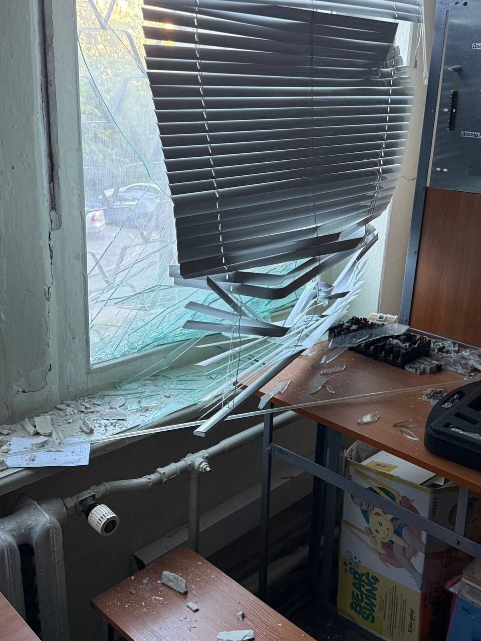 В Киеве российский обстрел второй раз за неделю повредил здания КПИ имени Игоря Сикорского. Фото и видео
