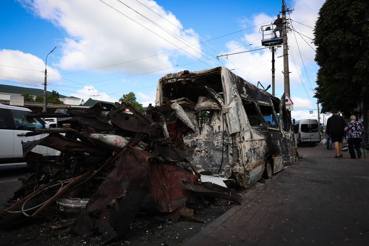 Двох постраждалих жінок дістали з-під завалів: Росія під час атаки на Київщину цілила по цивільних, з'явились нові дані про руйнування. Фото