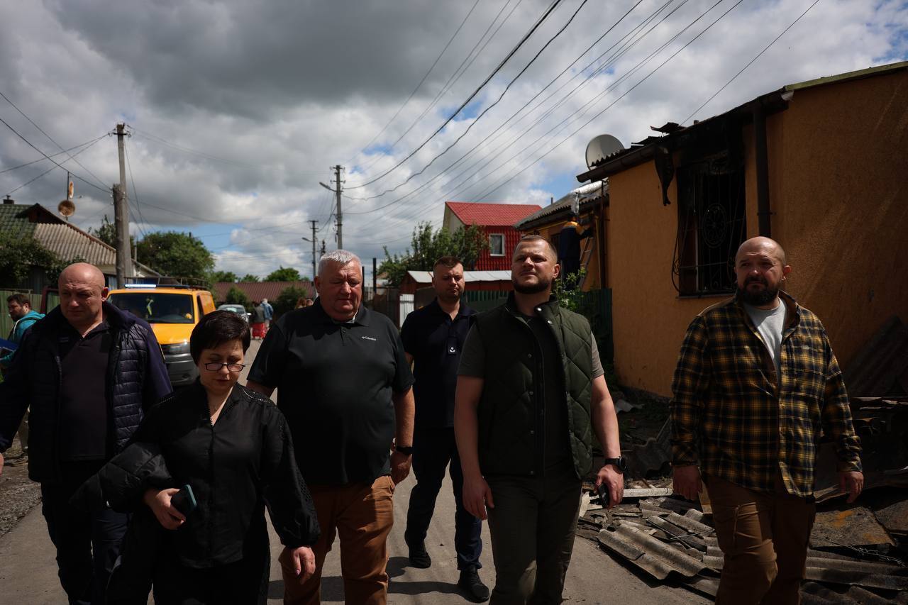 Двох постраждалих жінок дістали з-під завалів: Росія під час атаки на Київщину цілила по цивільних, з'явились нові дані про руйнування. Фото