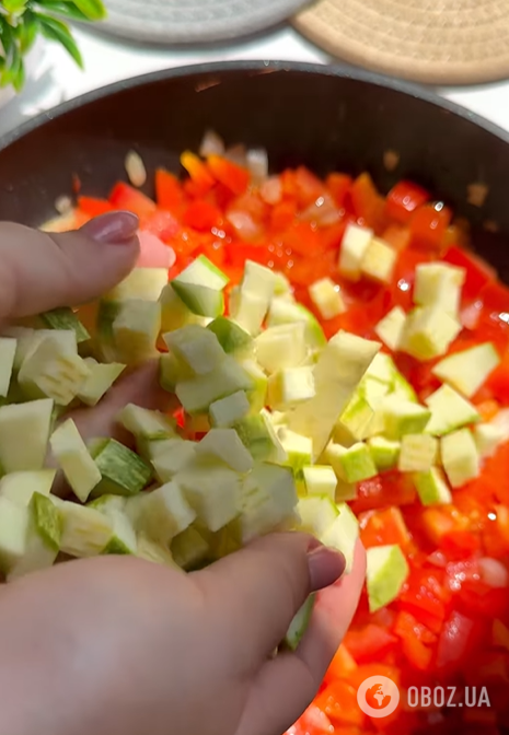 Тушеные кабачки в сырном соусе: обязательно приготовьте вкусное блюдо этим летом