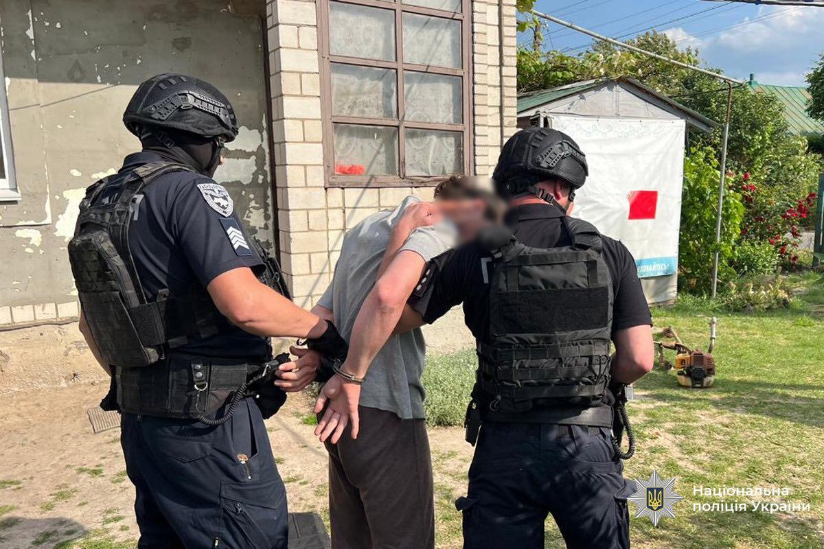 В Винницкой области во время похорон военного мужчина завернулся во флаг России: что с ним произошло. Фото и видео