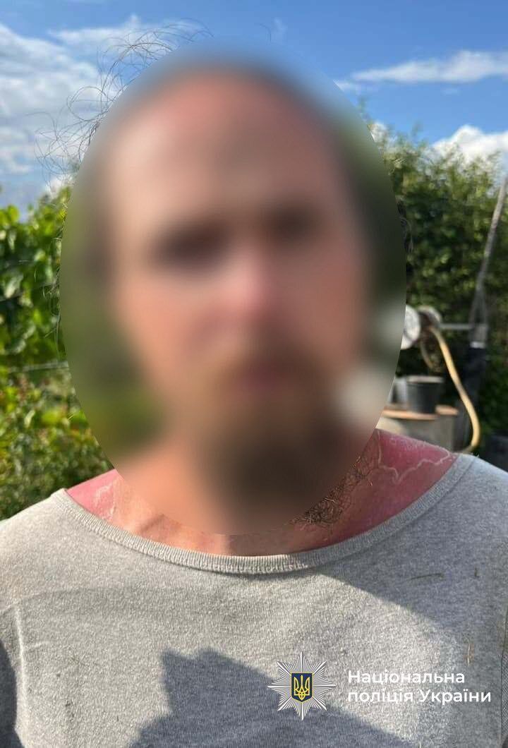 В Винницкой области во время похорон военного мужчина завернулся во флаг России: что с ним произошло. Фото и видео