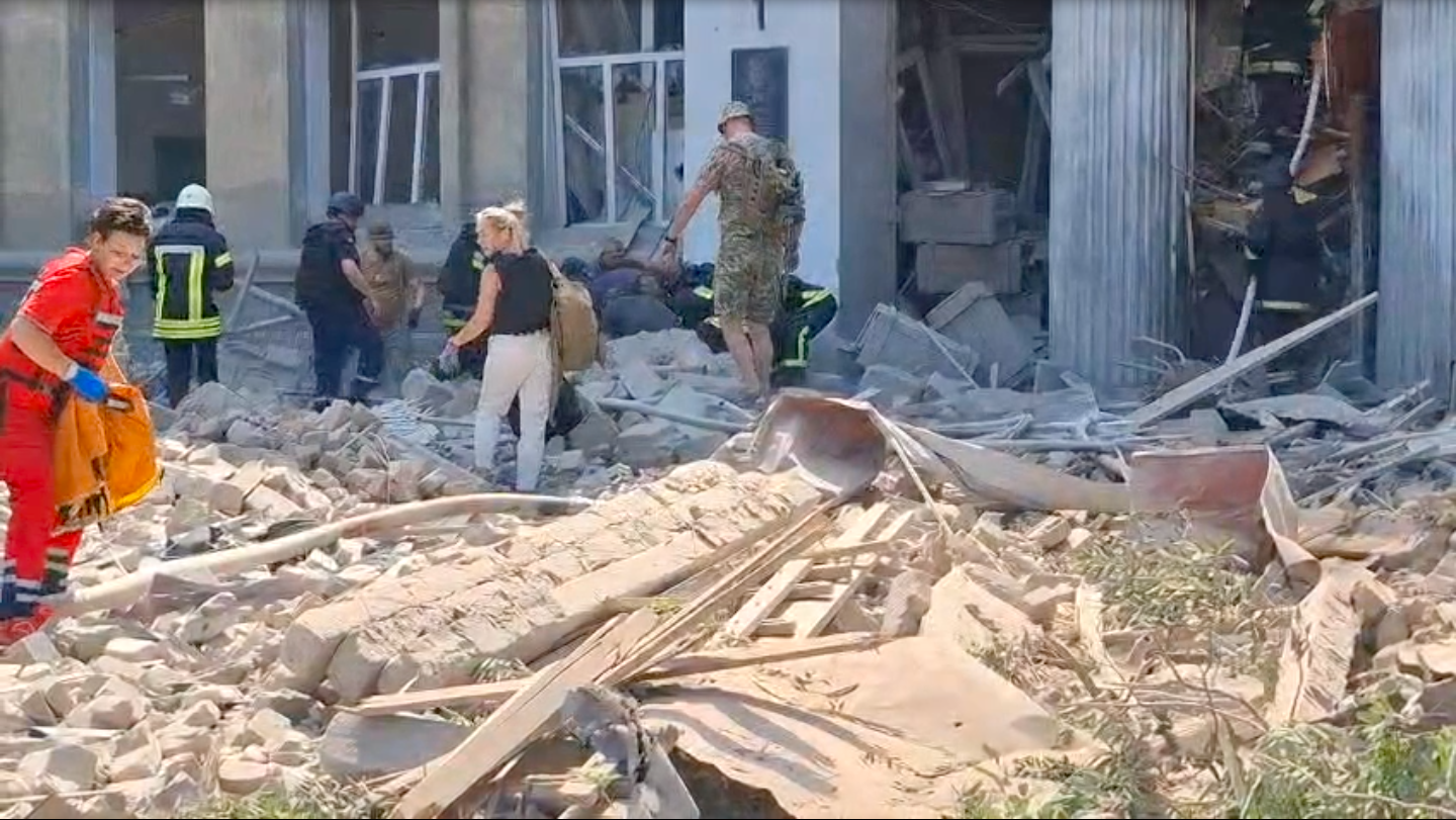 Росіяни ударом балістики зруйнували навчальний заклад у Білгороді-Дністровському: загинуло троє людей, ще 14 постраждали. Фото й відео