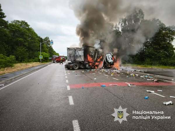 На Вінниччині зіткнулися вантажівки та мікроавтобус: загинули двоє людей. Фото
