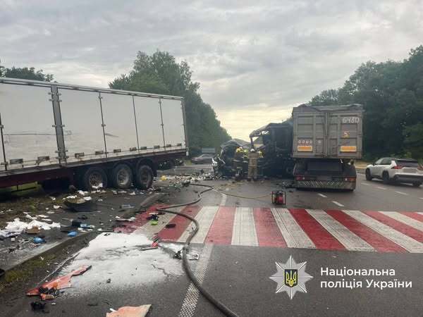 На Вінниччині зіткнулися вантажівки та мікроавтобус: загинули двоє людей. Фото