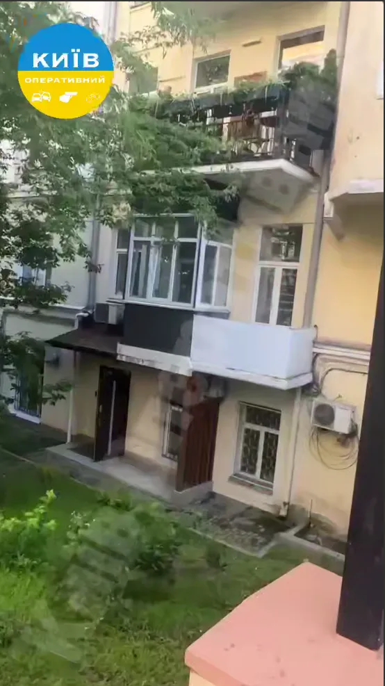У Києві на Печерську на балконі будинку застрелився чоловік. Подробиці трагедії qhqiquuiqkxiqeuroz