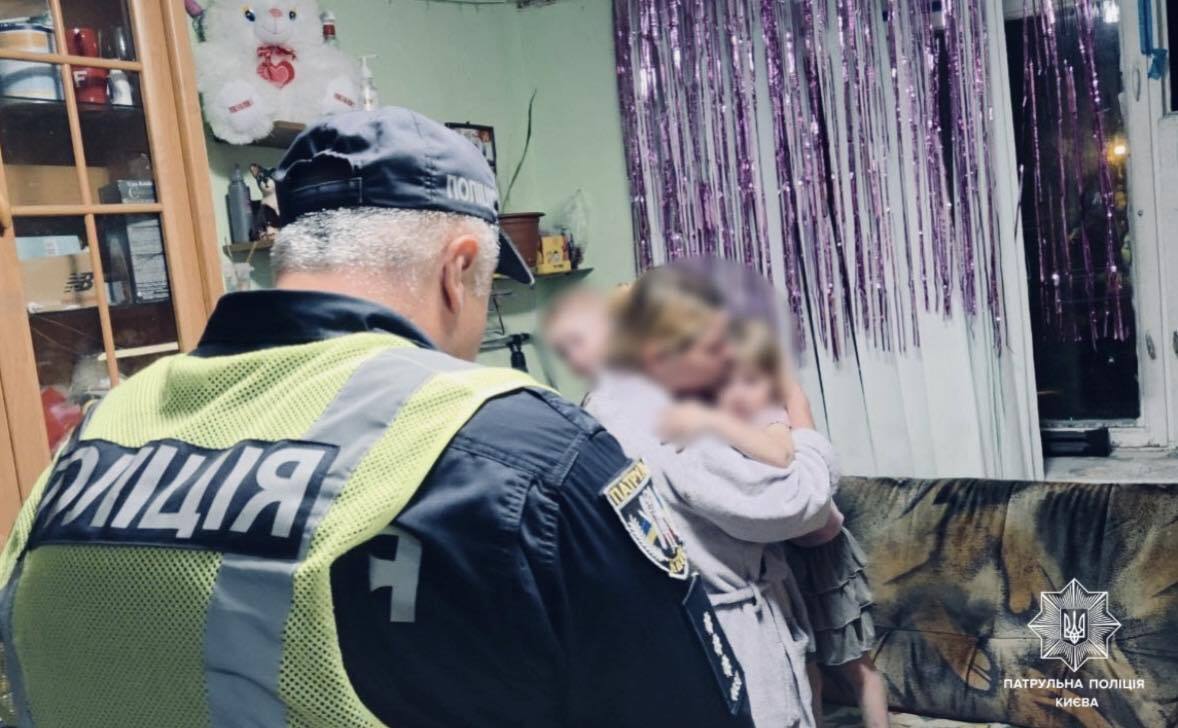 В Киеве патрульные и спасатели помогли двум малышам, которые случайно закрылись в квартире. Фото и подробности