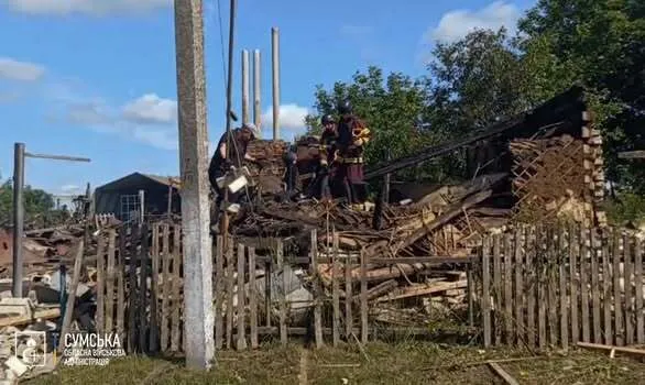 Окупанти масовано вдарили по Сумщині: зруйновані будинки, серед загиблих – дитина. Фото й відео