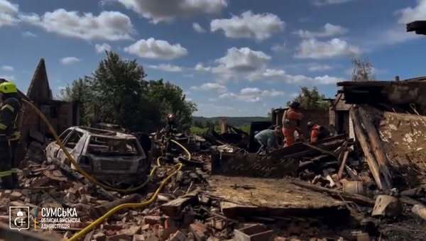 Окупанти масовано вдарили по Сумщині: зруйновані будинки, серед загиблих – дитина. Фото й відео