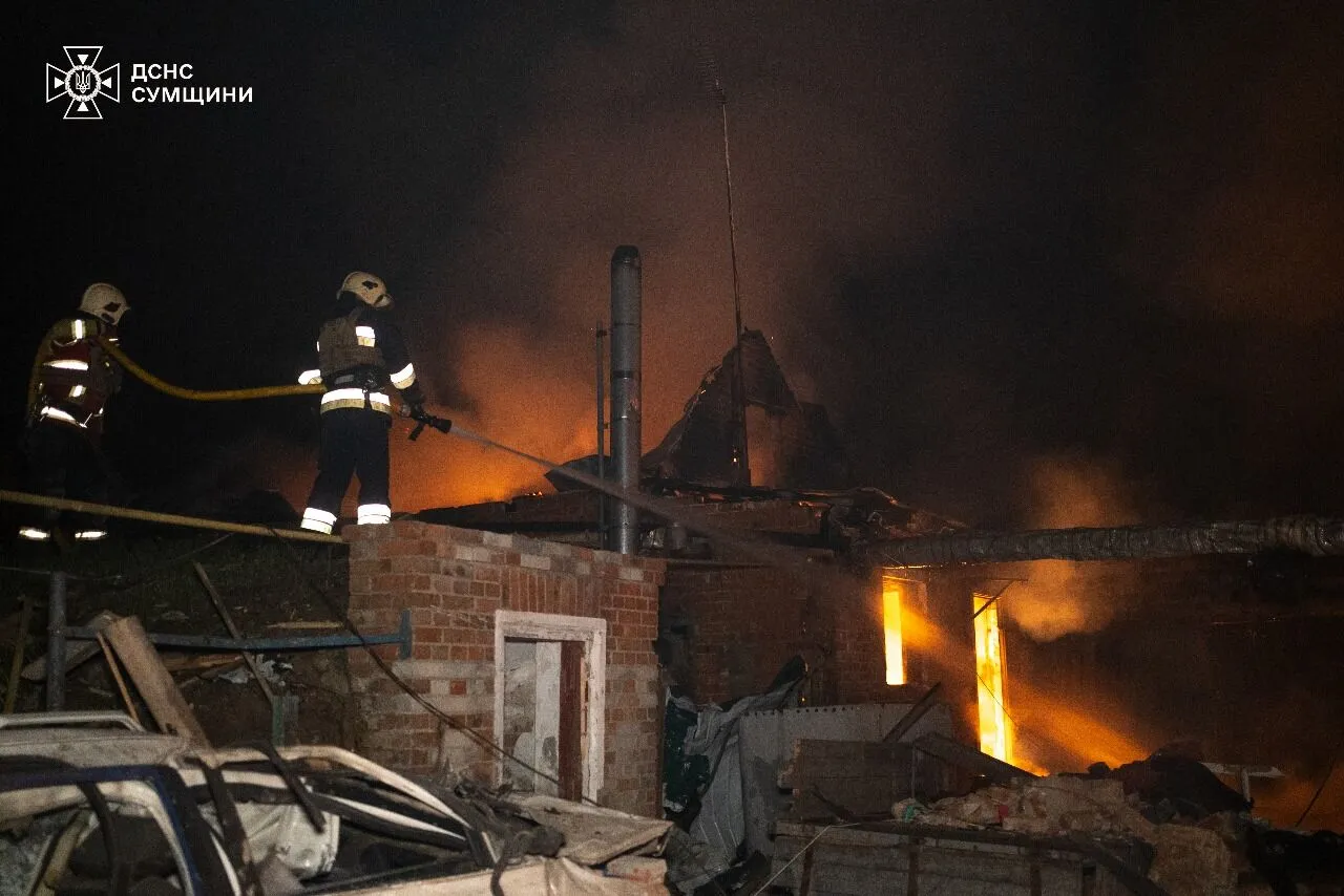Окупанти масовано вдарили по Сумщині: зруйновані будинки, серед загиблих – дитина. Фото й відео