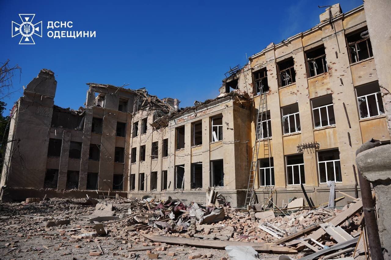 Росіяни ударом балістики зруйнували навчальний заклад у Білгороді-Дністровському: загинуло троє людей, ще 14 постраждали. Фото й відео