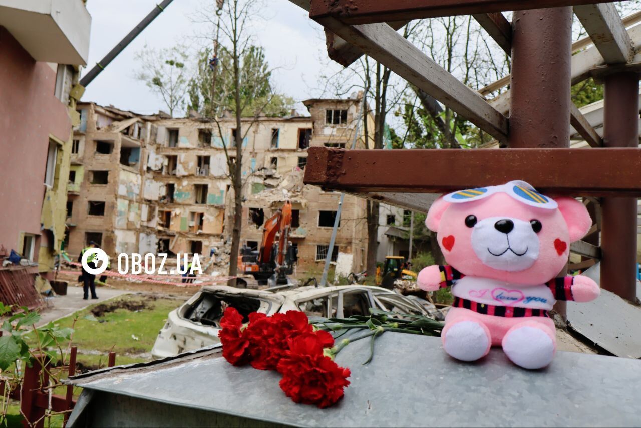 Цветы и игрушки на руинах: в Шевченковском районе Киева завершили поисковые работы на месте прилета. Фото и видео