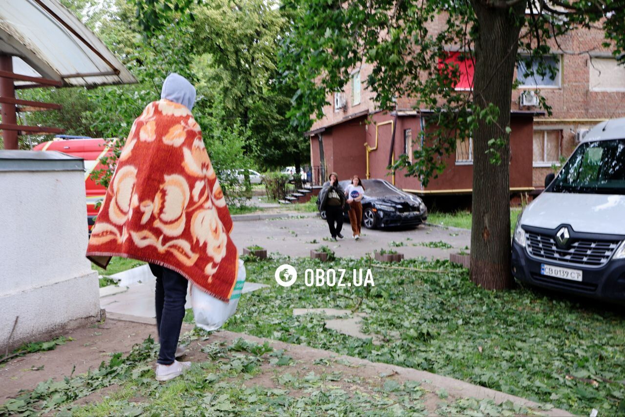 Цветы и игрушки на руинах: в Шевченковском районе Киева завершили поисковые работы на месте прилета. Фото и видео