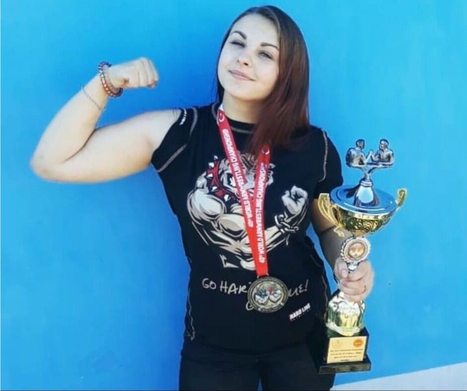 Українка виграла чемпіонат світу, перемігши росіянок, і стала на перше місце із синьо-жовтим прапором. Відео з армреслінгу завірусилося в інтернеті