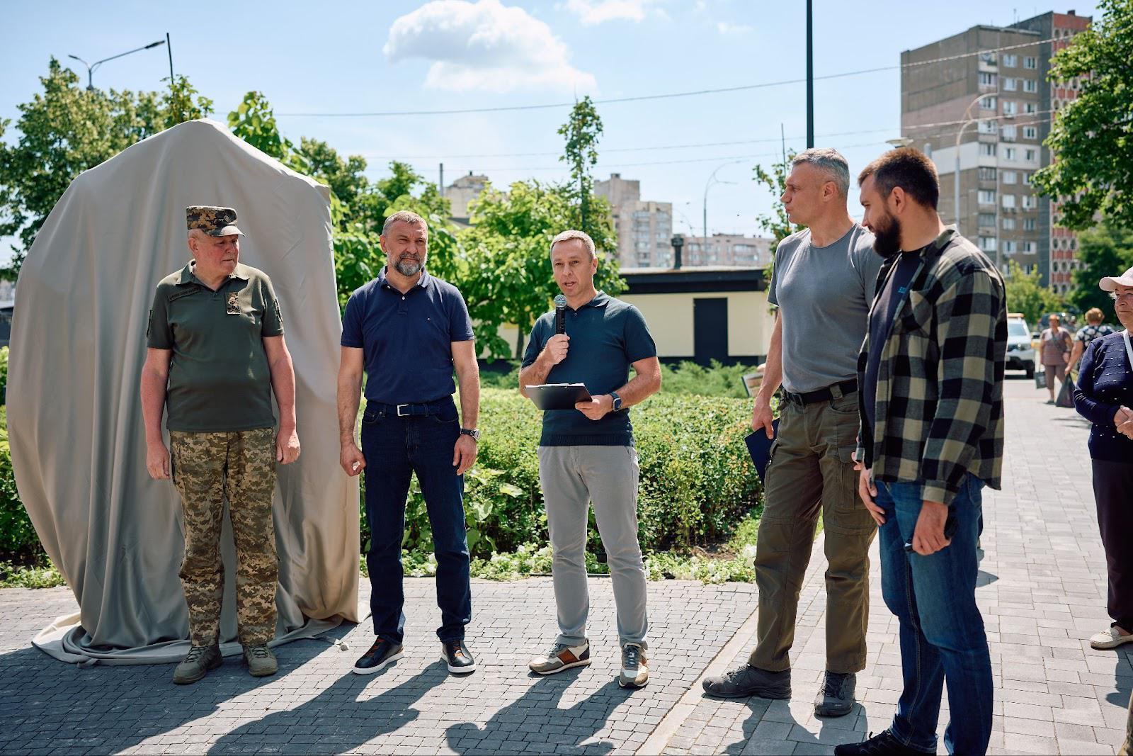 "Усвідомлення": у Києві відкрили артоб’єкт як символ подяки територіальній обороні