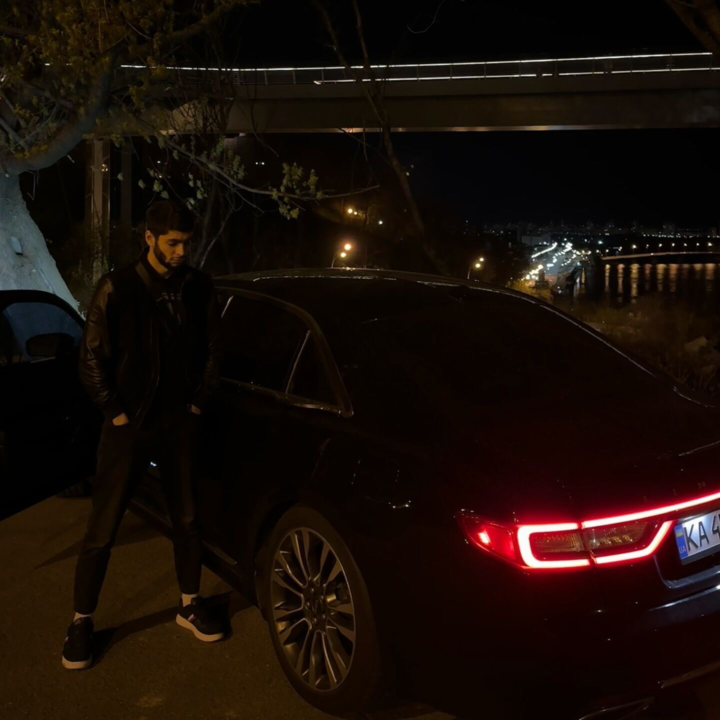 В Киеве ночью подожгли авто столичного боксера: засветился в скандале с "пьяными вечеринками". Подробности, фото и видео