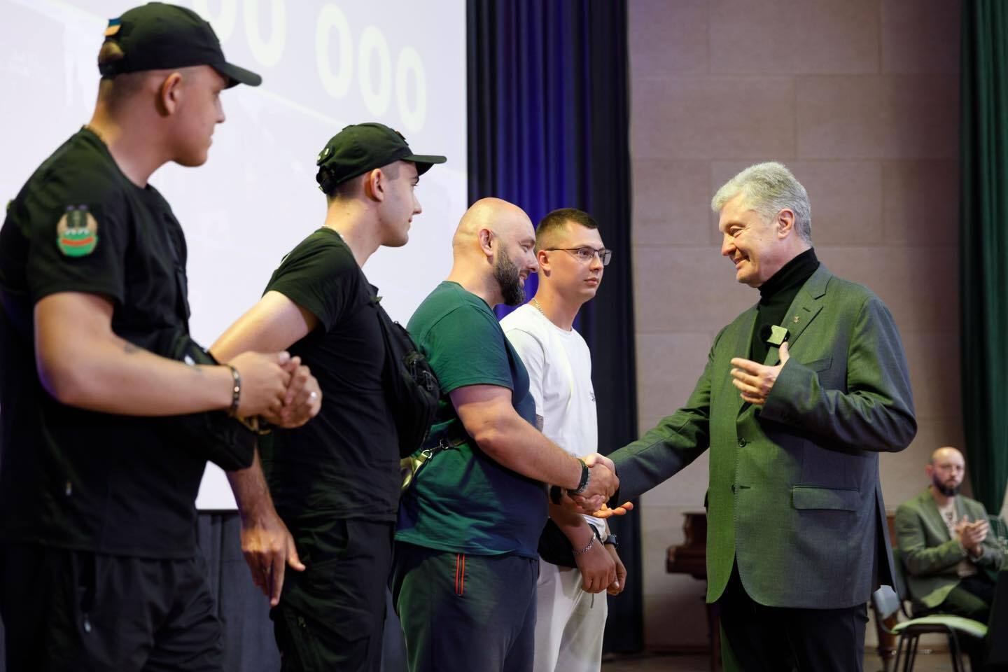 "День начали не с кофе": Порошенко рассказал о разговорах с неравнодушными львовянами