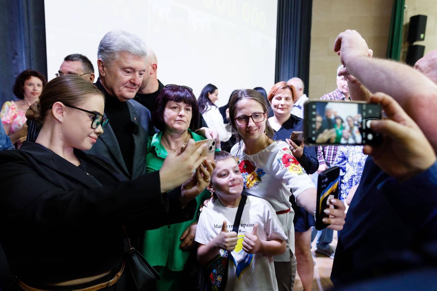 "День начали не с кофе": Порошенко рассказал о разговорах с неравнодушными львовянами