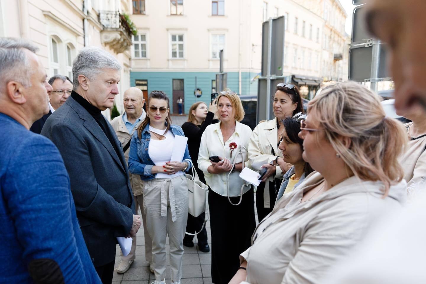"День начали не с кофе": Порошенко рассказал о разговорах с неравнодушными львовянами