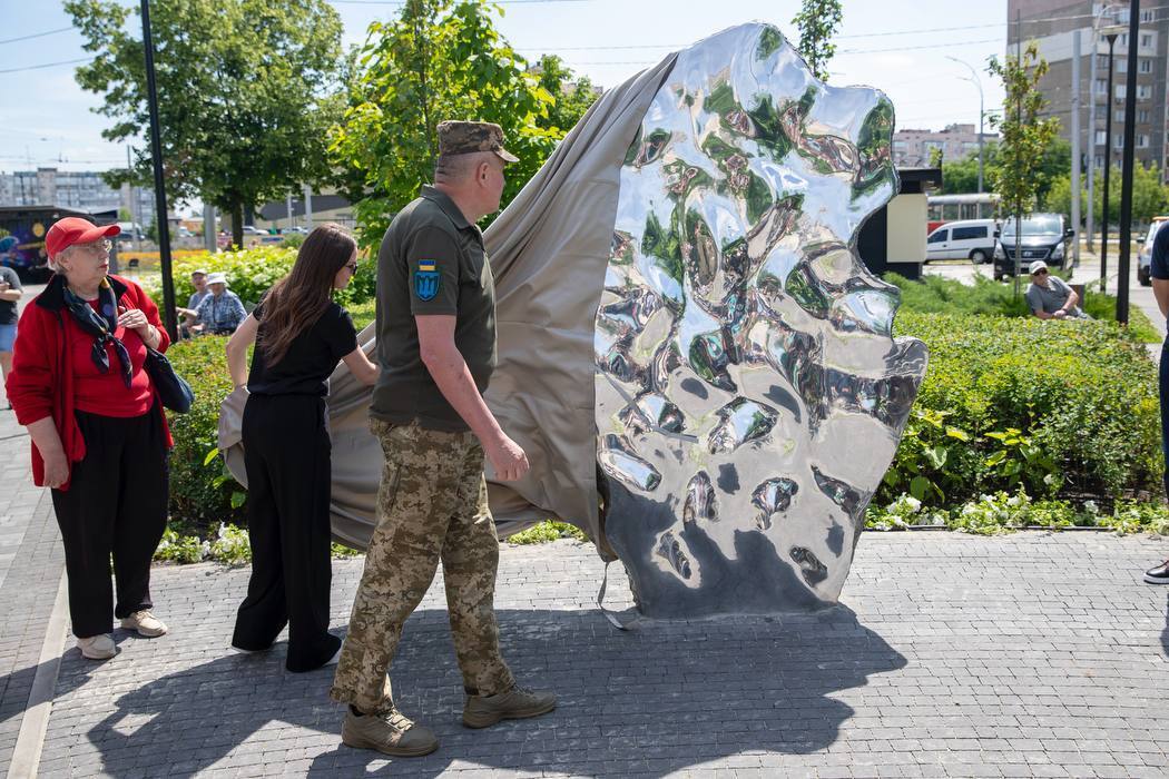 В знак благодарности воинам теробороны: Виталий Кличко показал новый артобъект на Оболони в Киеве. Фото