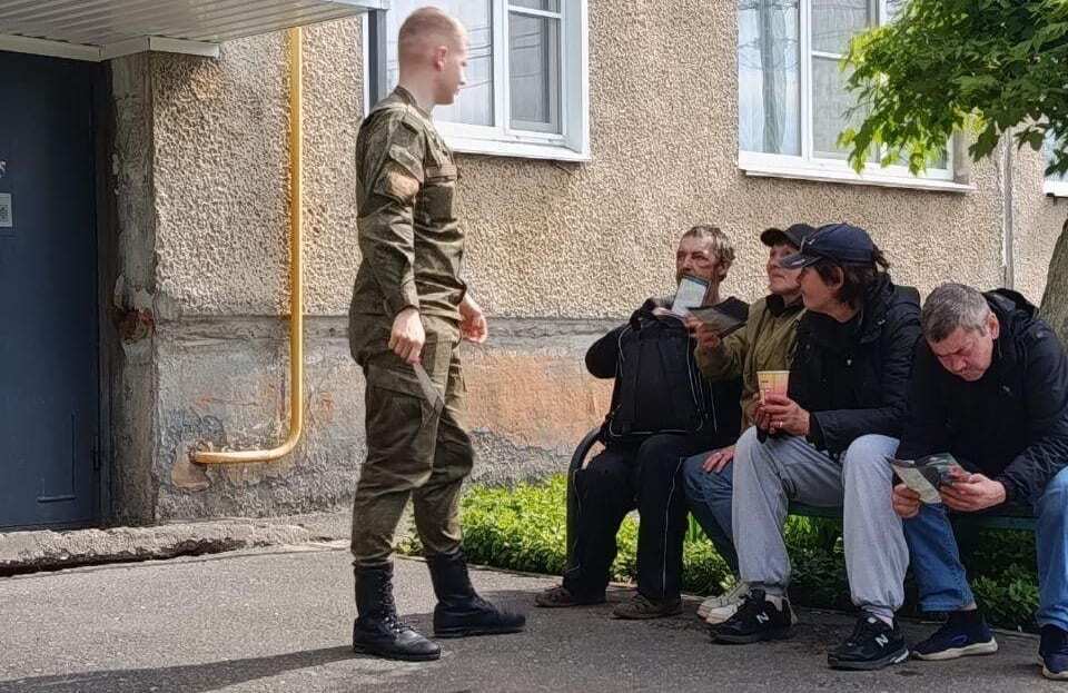Предлагают водку и сигареты: в России сотрудники военкомата заманивают алкоголиков и бездомных на подписание контракта. Видео