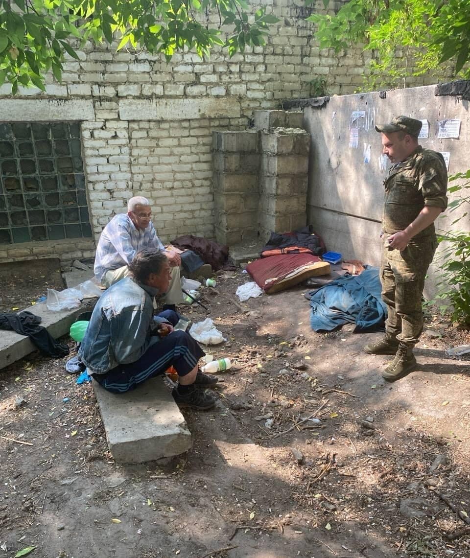 Предлагают водку и сигареты: в России сотрудники военкомата заманивают алкоголиков и бездомных на подписание контракта. Видео