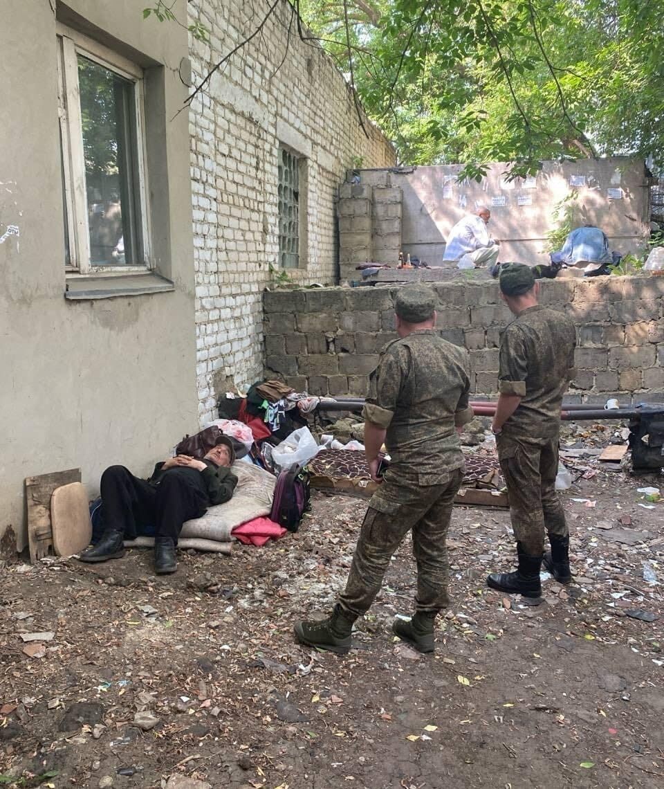 Предлагают водку и сигареты: в России сотрудники военкомата заманивают алкоголиков и бездомных на подписание контракта. Видео