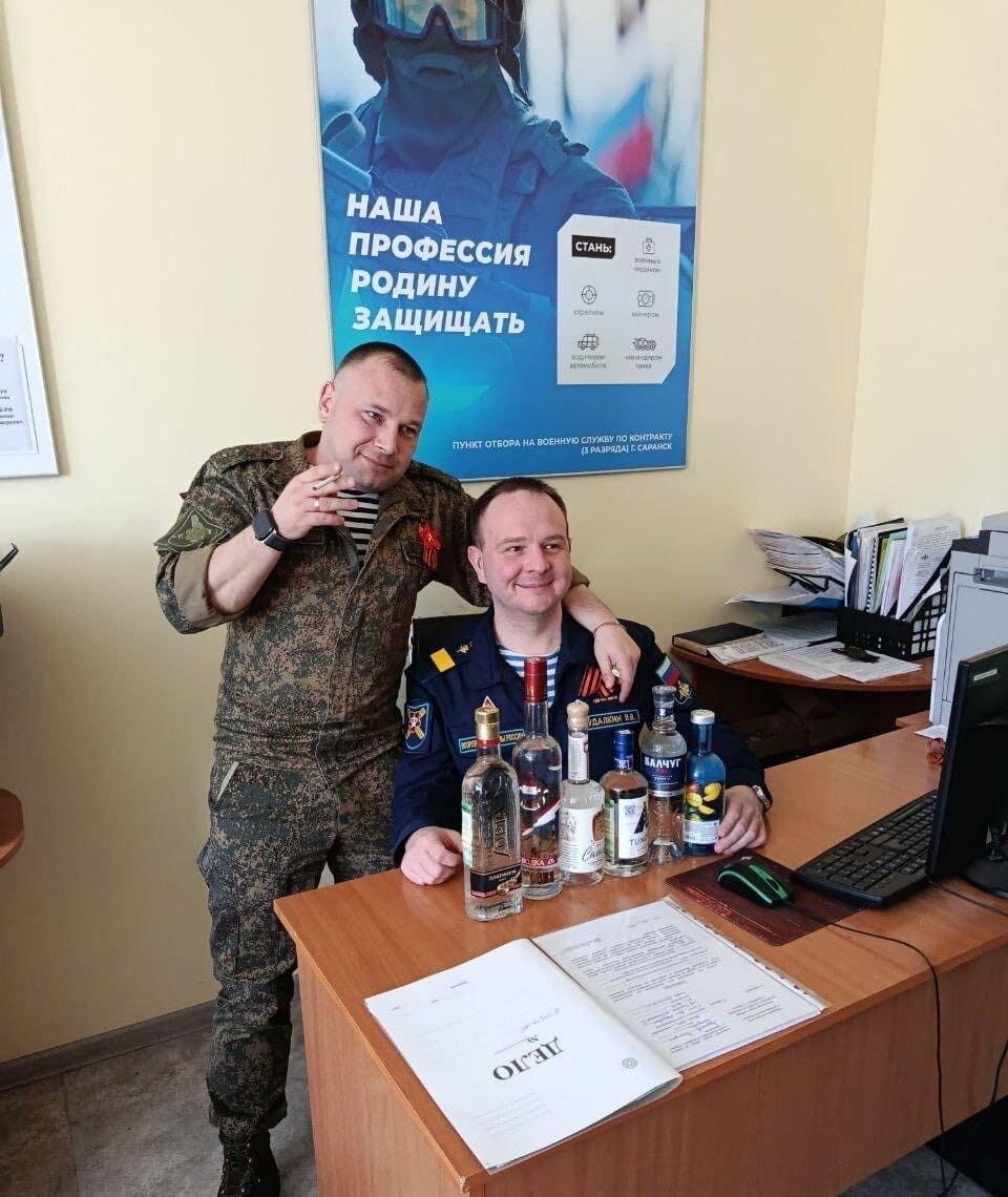 Предлагают водку и сигареты: в России сотрудники военкомата заманивают алкоголиков и бездомных на подписание контракта. Видео