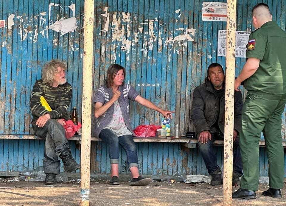 Предлагают водку и сигареты: в России сотрудники военкомата заманивают алкоголиков и бездомных на подписание контракта. Видео