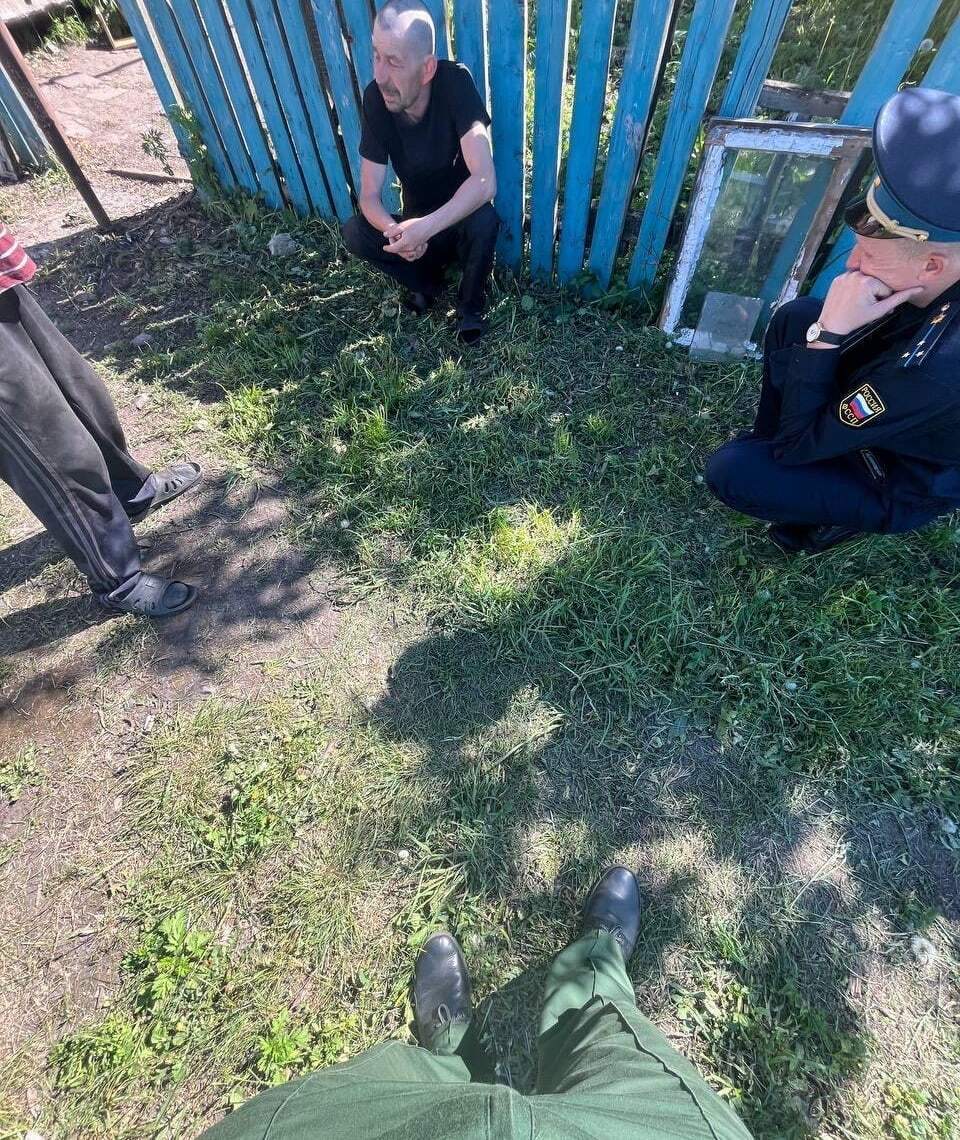 Предлагают водку и сигареты: в России сотрудники военкомата заманивают алкоголиков и бездомных на подписание контракта. Видео