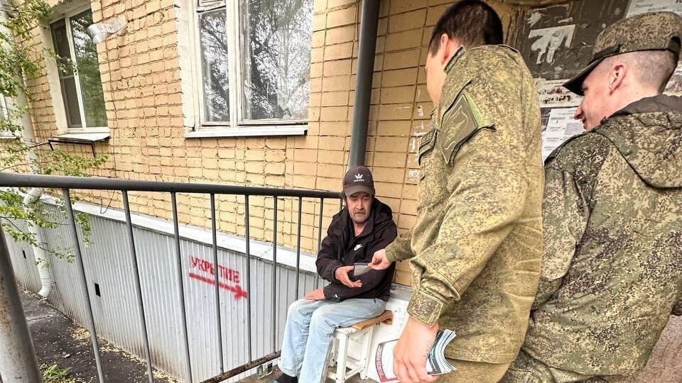 Предлагают водку и сигареты: в России сотрудники военкомата заманивают алкоголиков и бездомных на подписание контракта. Видео