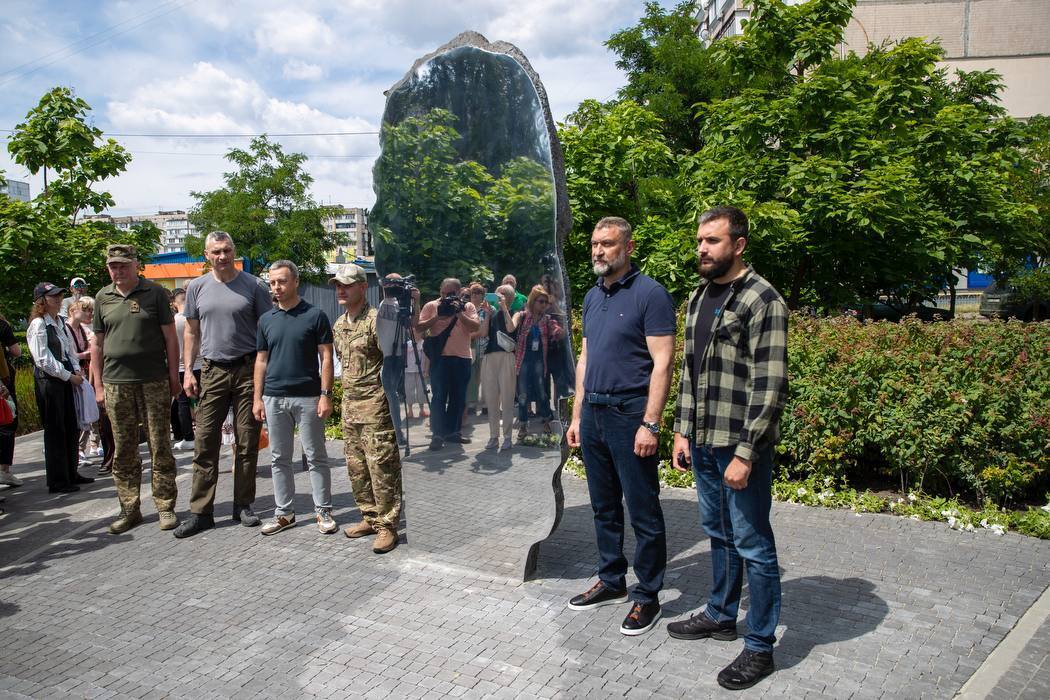 В знак благодарности воинам теробороны: Виталий Кличко показал новый артобъект на Оболони в Киеве. Фото