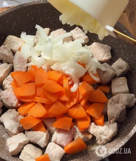 К картофелю, макаронам и любой каше: как приготовить вкусный гуляш из свинины