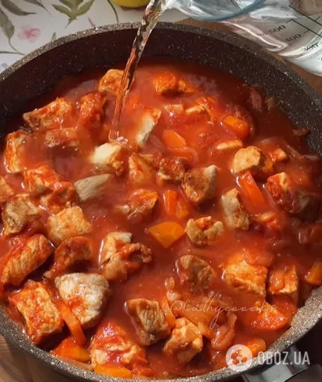 К картофелю, макаронам и любой каше: как приготовить вкусный гуляш из свинины