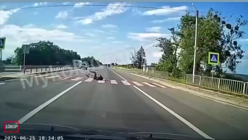На Львівщині авто поліції збило підлітка на пішохідному переході: момент потрапив на відео