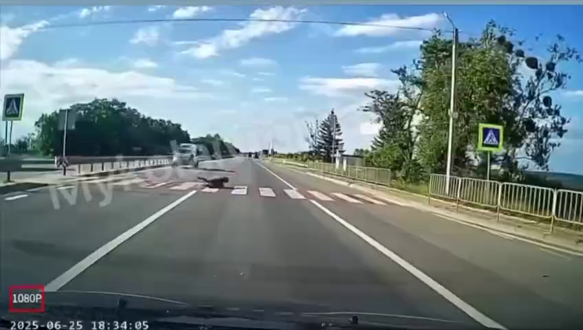 На Львівщині авто поліції збило підлітка на пішохідному переході: момент потрапив на відео