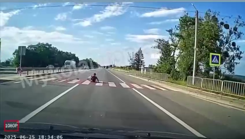 На Львівщині авто поліції збило підлітка на пішохідному переході: момент потрапив на відео