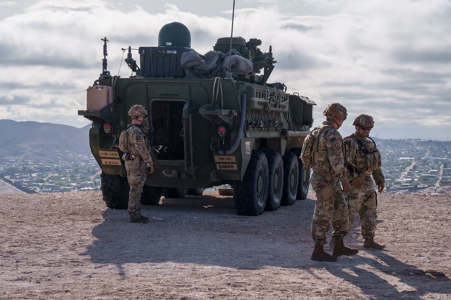 Блокпосты и военные патрули: армия США обустраивает еще две "буферные зоны" на границе с Мексикой. Фото