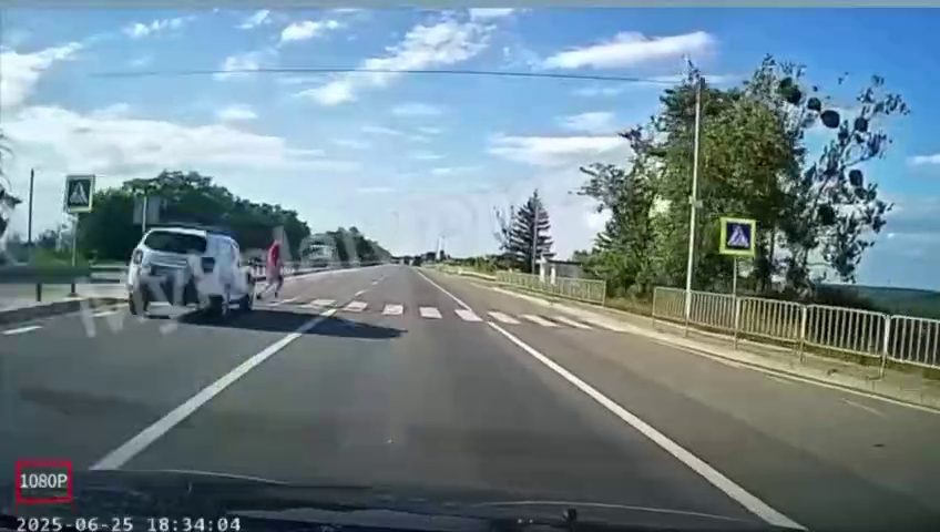 На Львівщині авто поліції збило підлітка на пішохідному переході: момент потрапив на відео