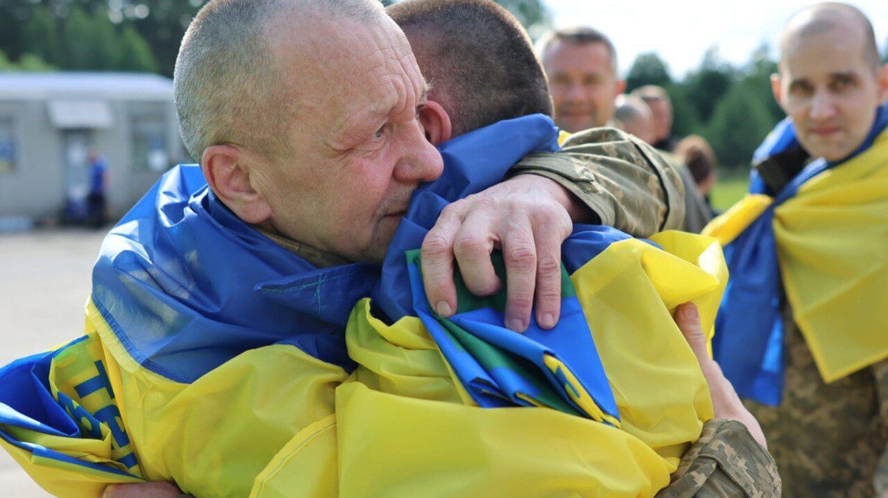 Большинство были в плену с 22-го года: состоялся обмен пленными между Украиной и РФ. Фото и видео