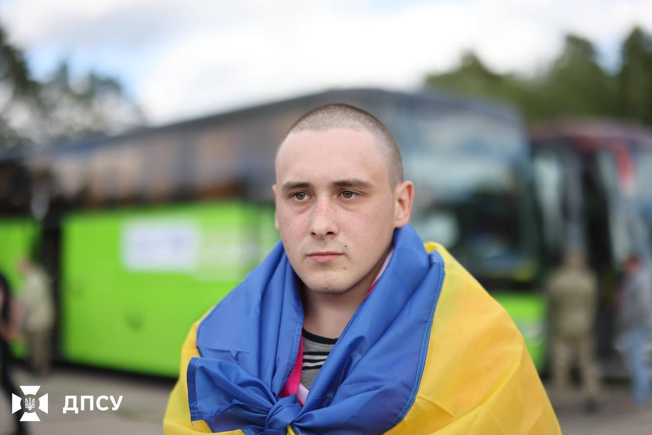Большинство были в плену с 22-го года: состоялся обмен пленными между Украиной и РФ. Фото и видео