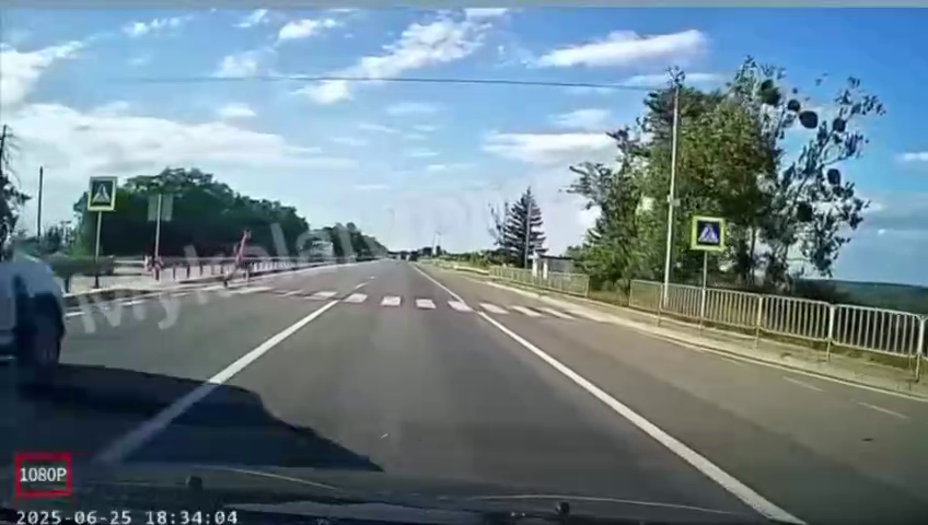 На Львівщині авто поліції збило підлітка на пішохідному переході: момент потрапив на відео