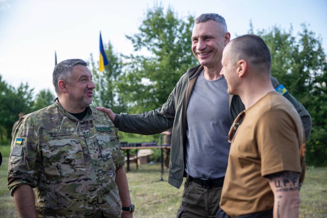 Кличко нагородив відзнаками бійців батальйону "Свобода". Фото