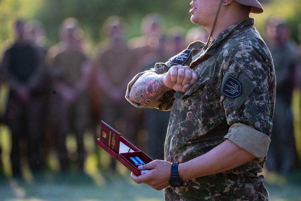 Кличко нагородив відзнаками бійців батальйону "Свобода". Фото