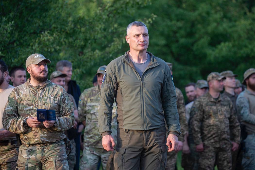 Кличко нагородив відзнаками бійців батальйону "Свобода". Фото