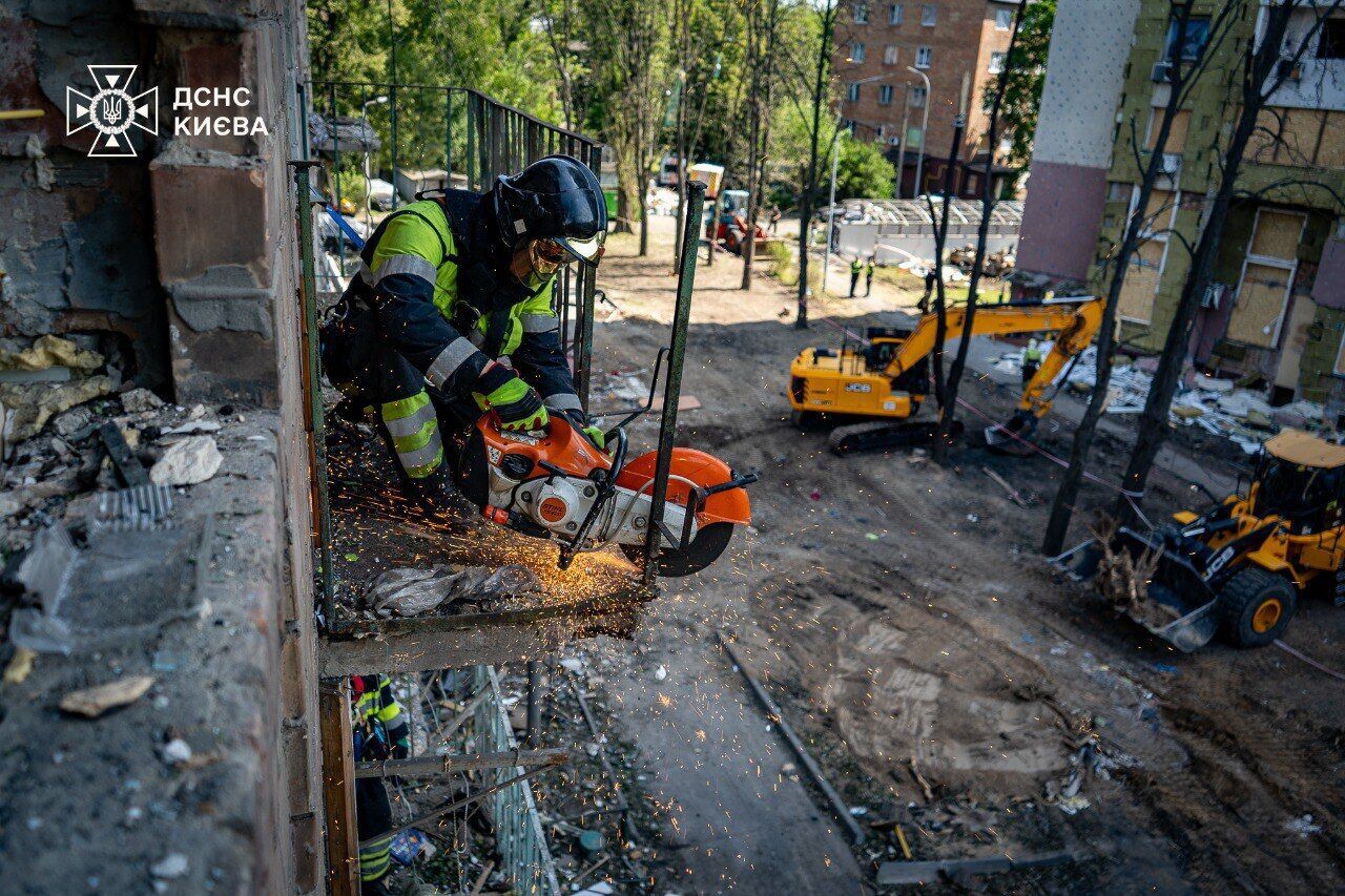 Попадание ракеты в дом в Шевченковском районе: спасатели завершили аварийно-восстановительные работы. Фото